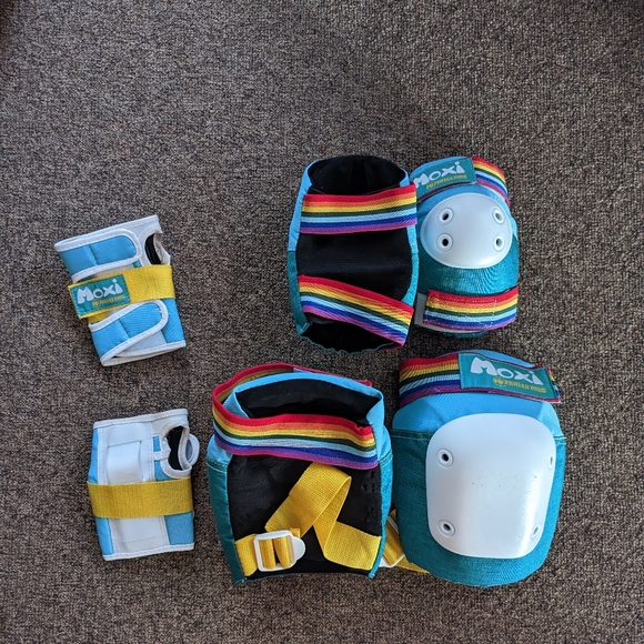 SOLD - Moxi L/XL Protective Gear Pads - Picture 2 of 2